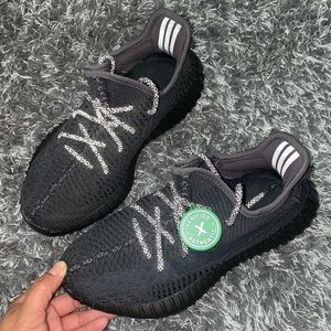 Adidas yeezy Boost 350 V2 black Non reflective.